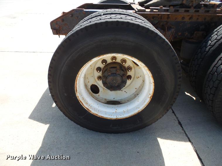 image for item DV9329 1995 White Gmc WCA semi truck