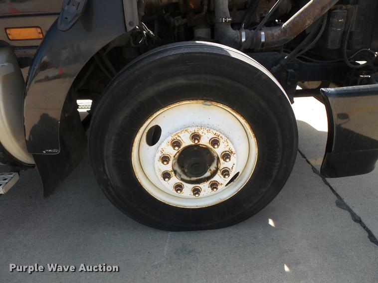 image for item DV9329 1995 White Gmc WCA semi truck