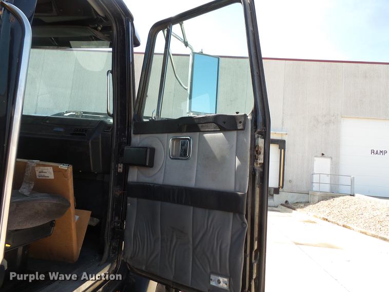 image for item DV9329 1995 White Gmc WCA semi truck