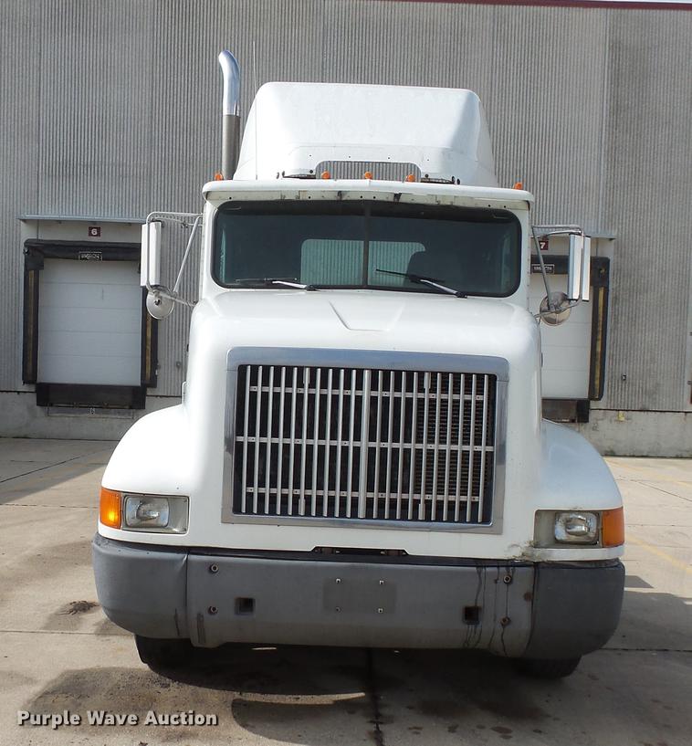 image for item DV9330 1994 International 9200 semi truck