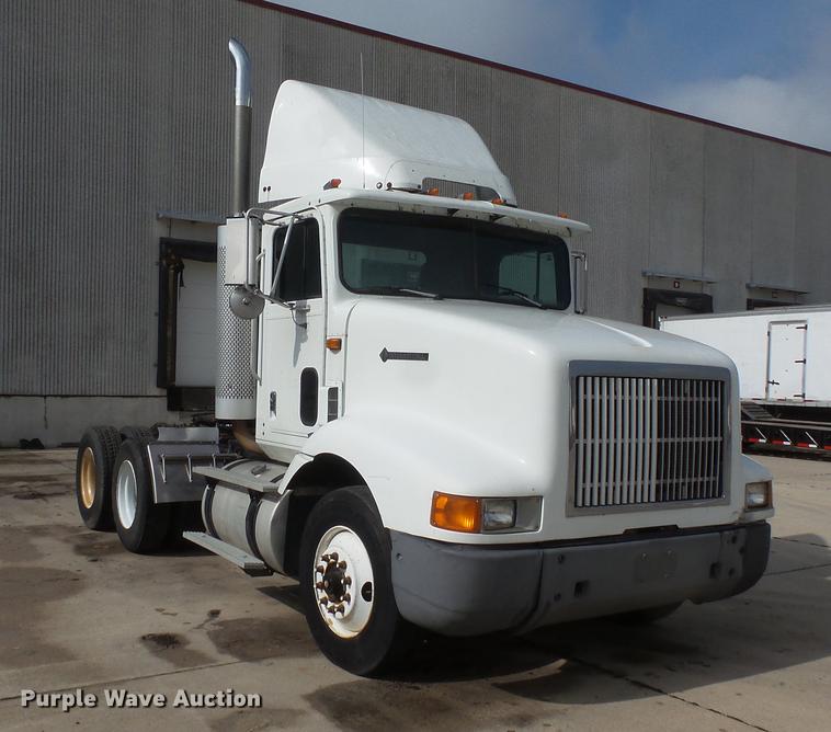 image for item DV9330 1994 International 9200 semi truck