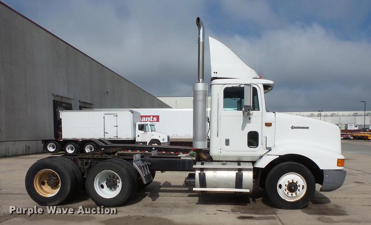 image for item DV9330 1994 International 9200 semi truck