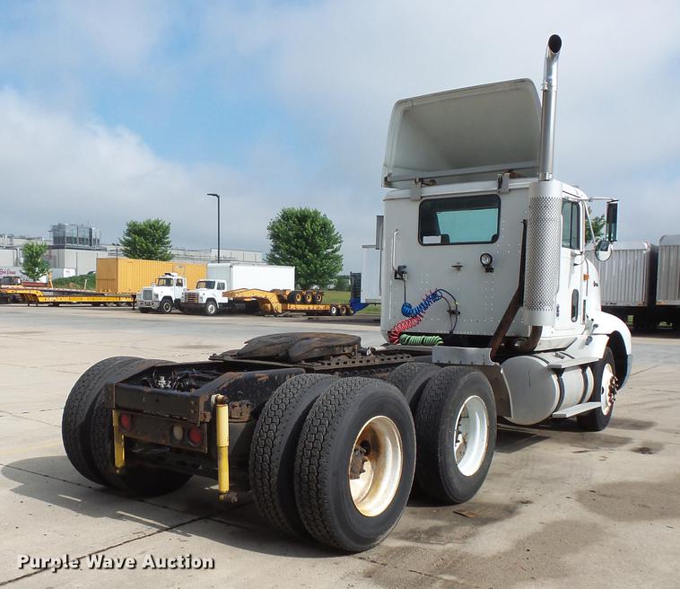 image for item DV9330 1994 International 9200 semi truck