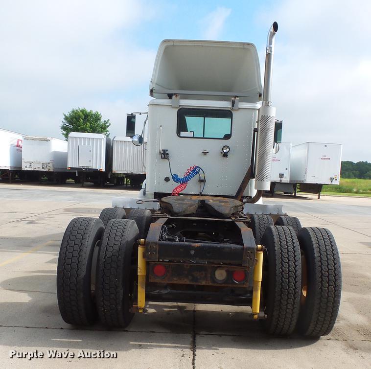 image for item DV9330 1994 International 9200 semi truck