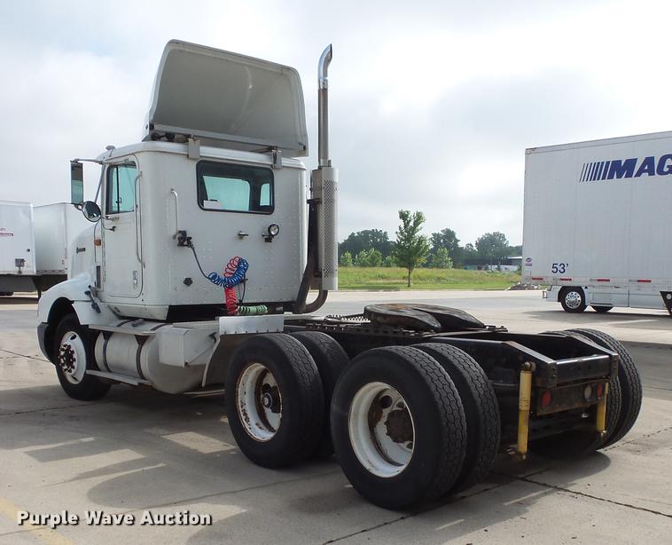 image for item DV9330 1994 International 9200 semi truck