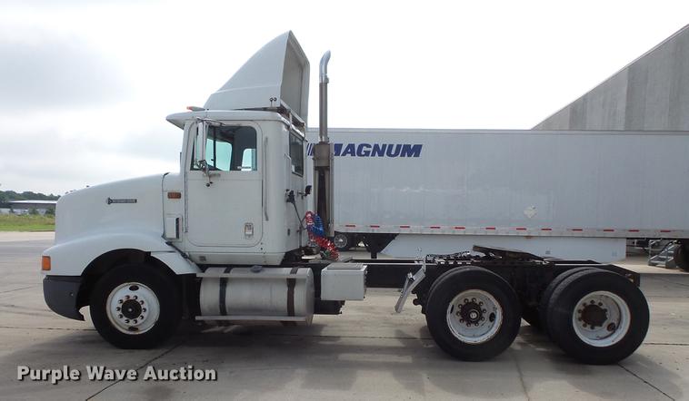 image for item DV9330 1994 International 9200 semi truck