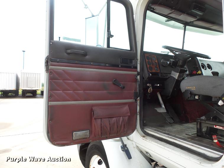 image for item DV9330 1994 International 9200 semi truck