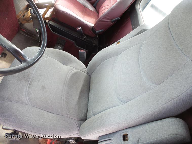 image for item DV9330 1994 International 9200 semi truck