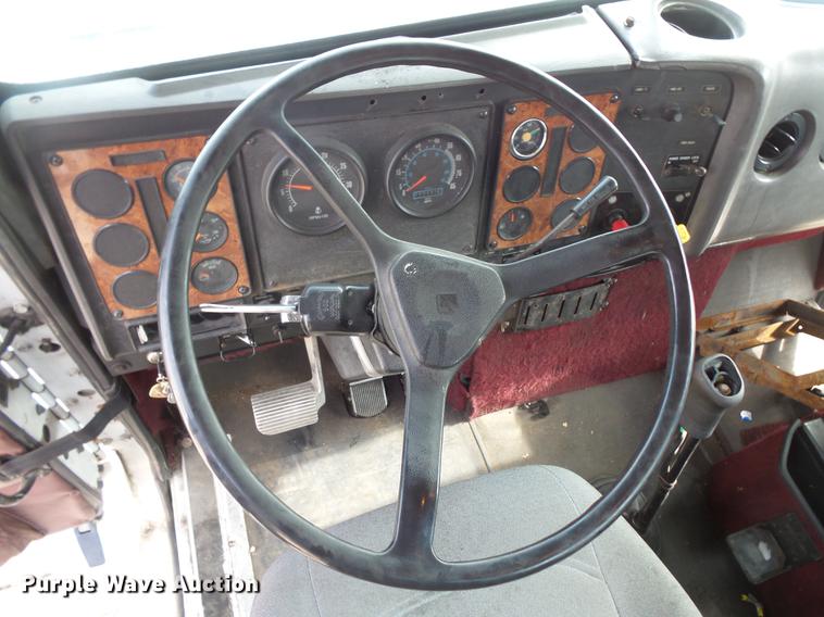 image for item DV9330 1994 International 9200 semi truck