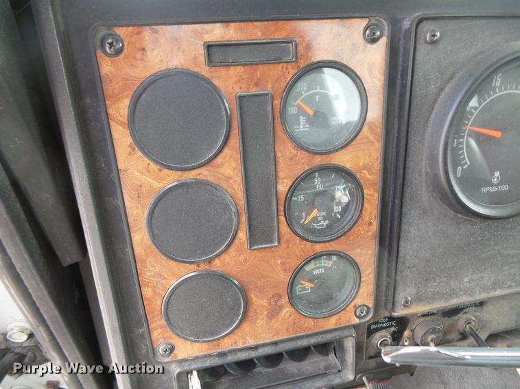 image for item DV9330 1994 International 9200 semi truck