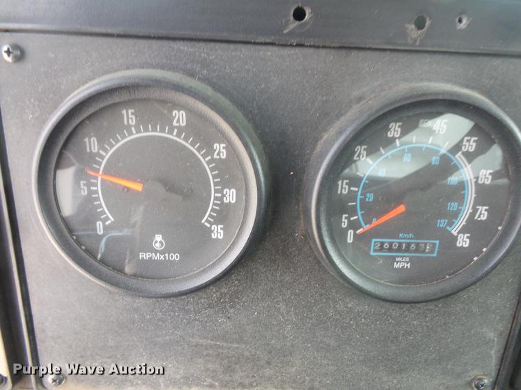 image for item DV9330 1994 International 9200 semi truck