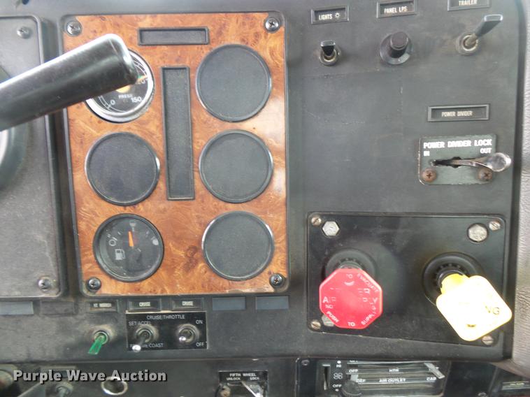 image for item DV9330 1994 International 9200 semi truck