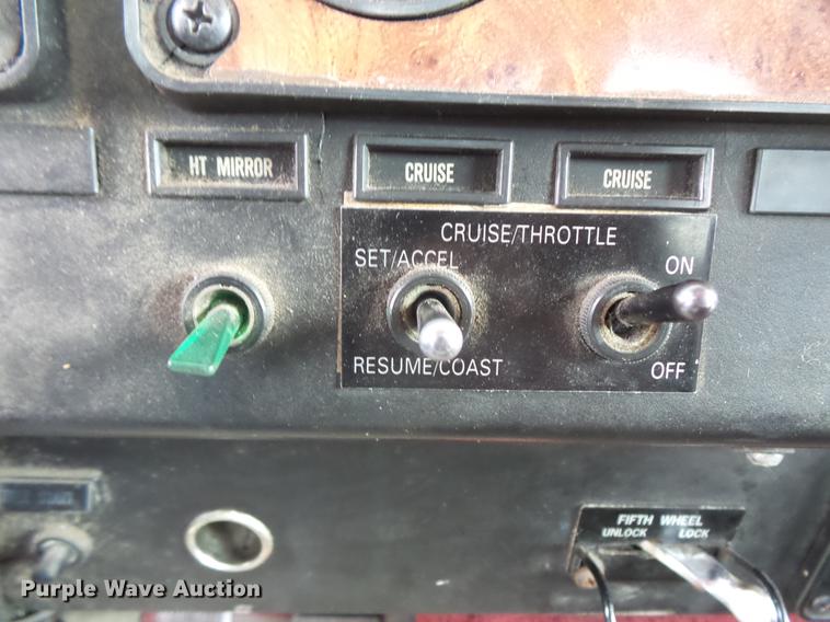 image for item DV9330 1994 International 9200 semi truck