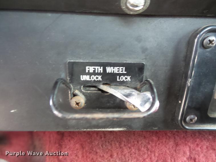 image for item DV9330 1994 International 9200 semi truck