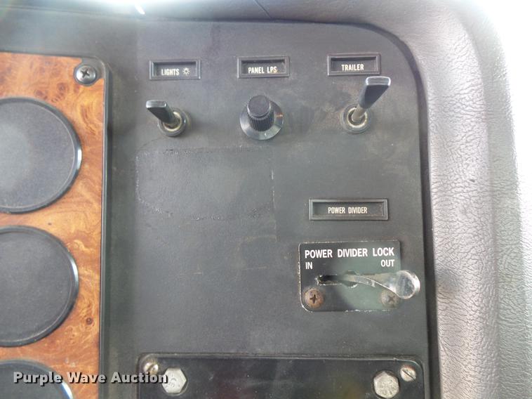 image for item DV9330 1994 International 9200 semi truck