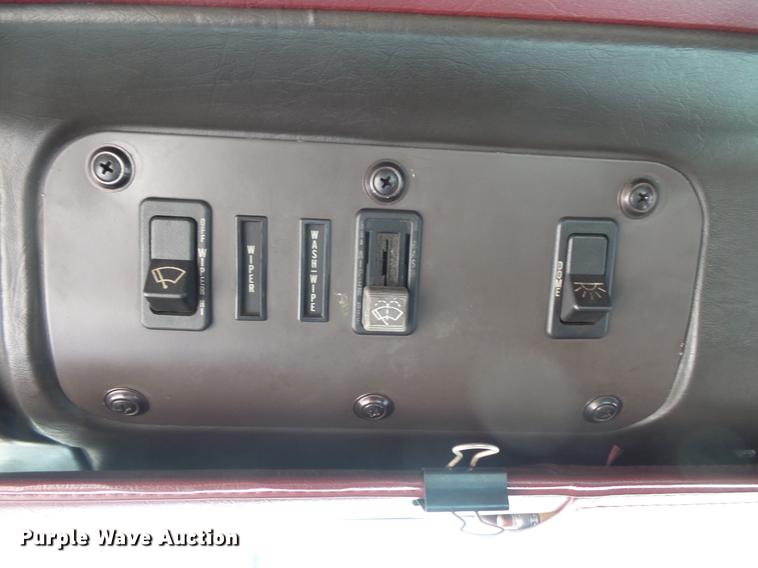 image for item DV9330 1994 International 9200 semi truck