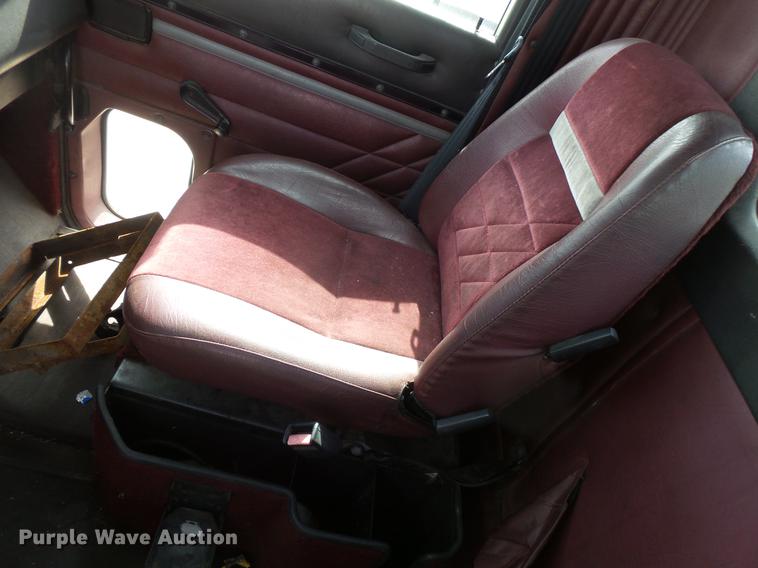 image for item DV9330 1994 International 9200 semi truck