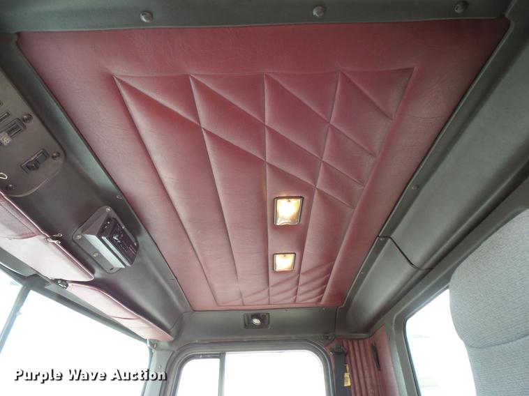 image for item DV9330 1994 International 9200 semi truck