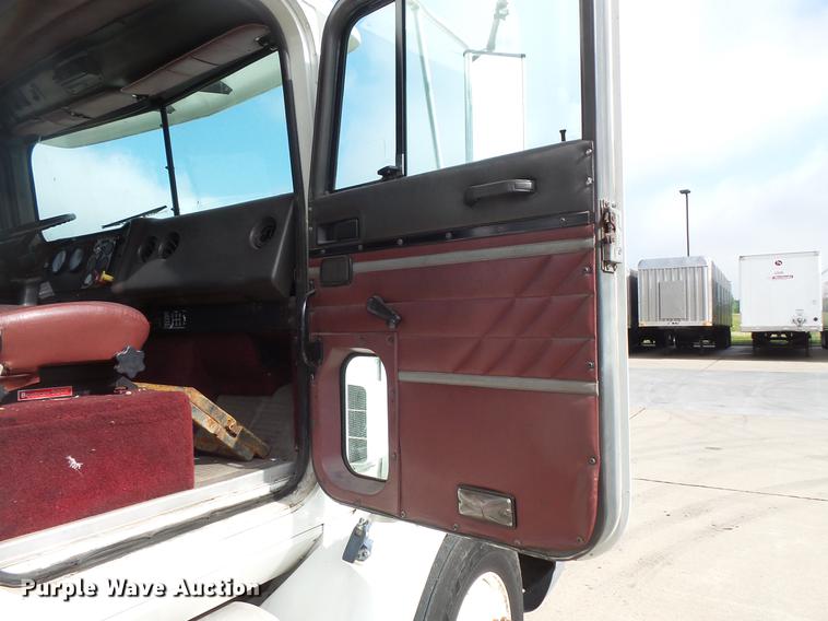 image for item DV9330 1994 International 9200 semi truck