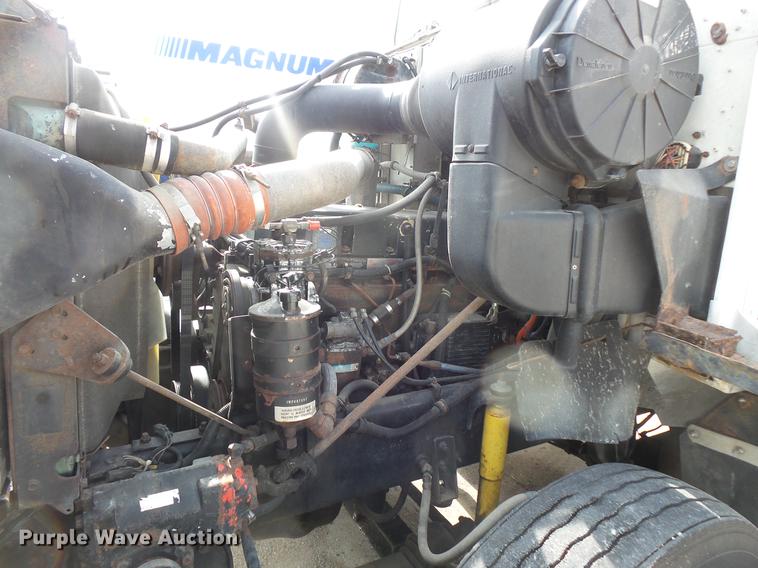 image for item DV9330 1994 International 9200 semi truck