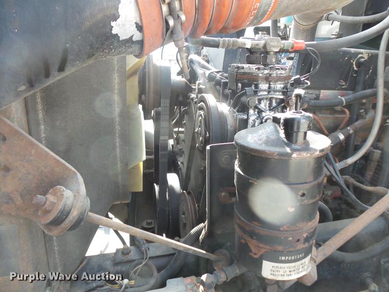 image for item DV9330 1994 International 9200 semi truck