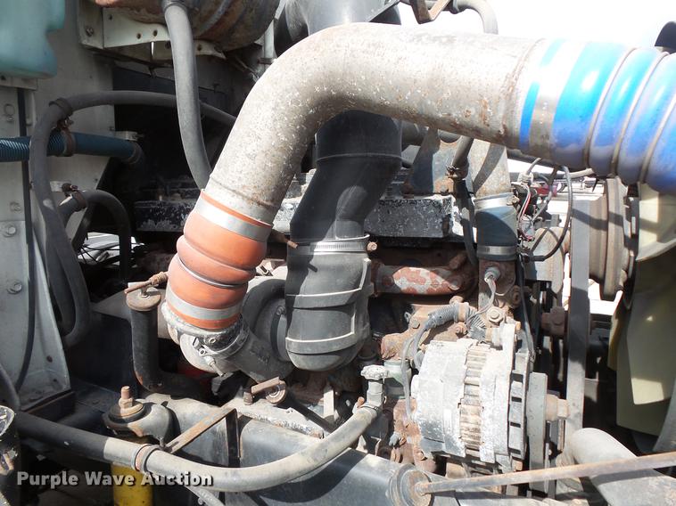 image for item DV9330 1994 International 9200 semi truck