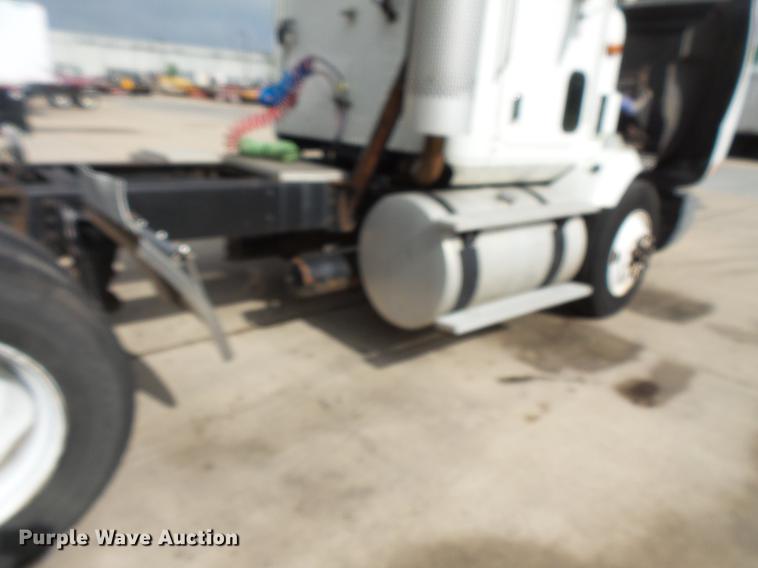 image for item DV9330 1994 International 9200 semi truck