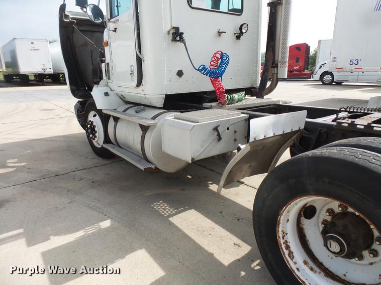 image for item DV9330 1994 International 9200 semi truck