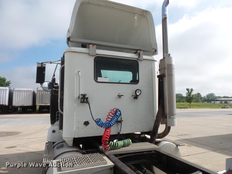 image for item DV9330 1994 International 9200 semi truck