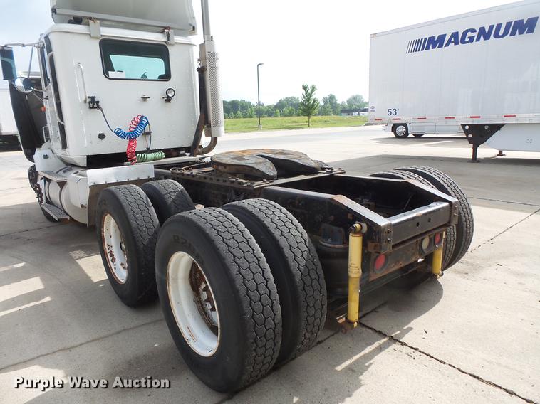 image for item DV9330 1994 International 9200 semi truck