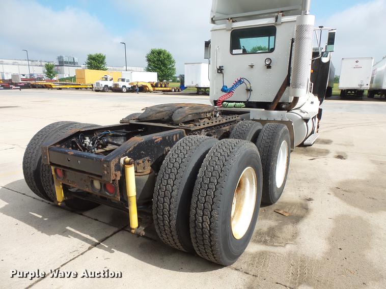 image for item DV9330 1994 International 9200 semi truck