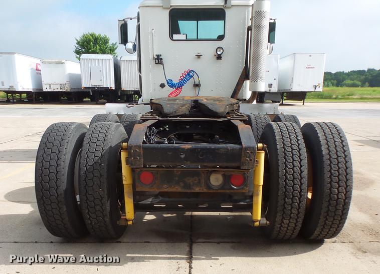 image for item DV9330 1994 International 9200 semi truck