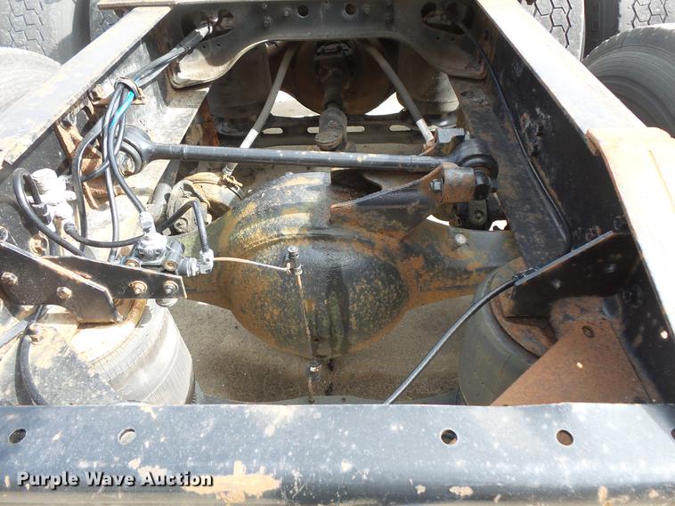 image for item DV9330 1994 International 9200 semi truck