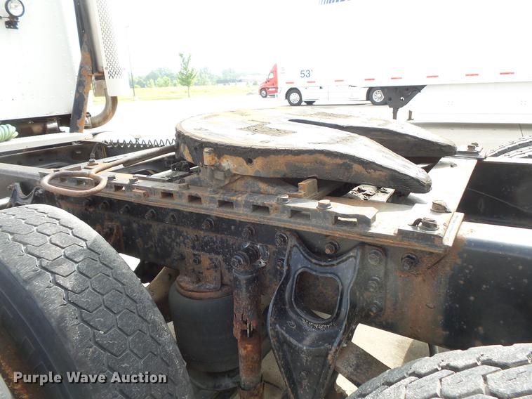 image for item DV9330 1994 International 9200 semi truck