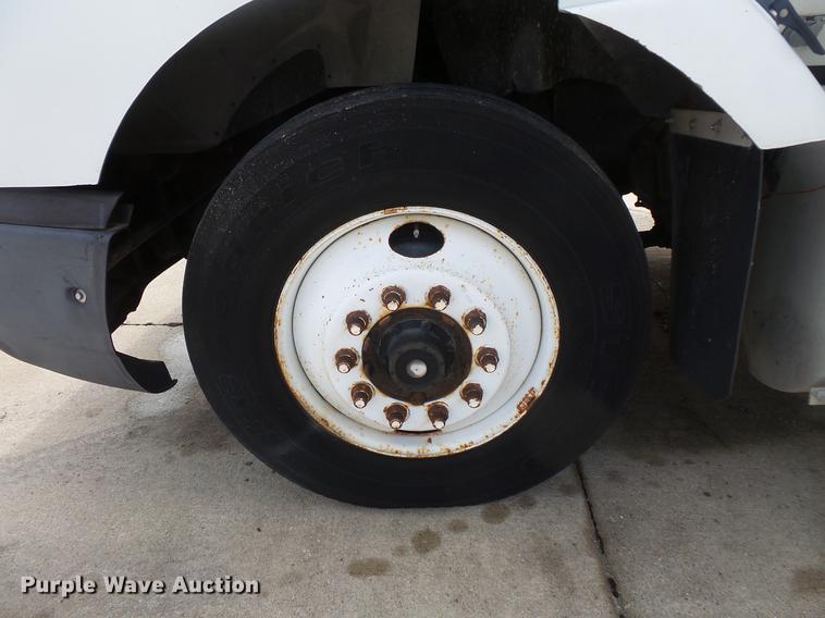 image for item DV9330 1994 International 9200 semi truck