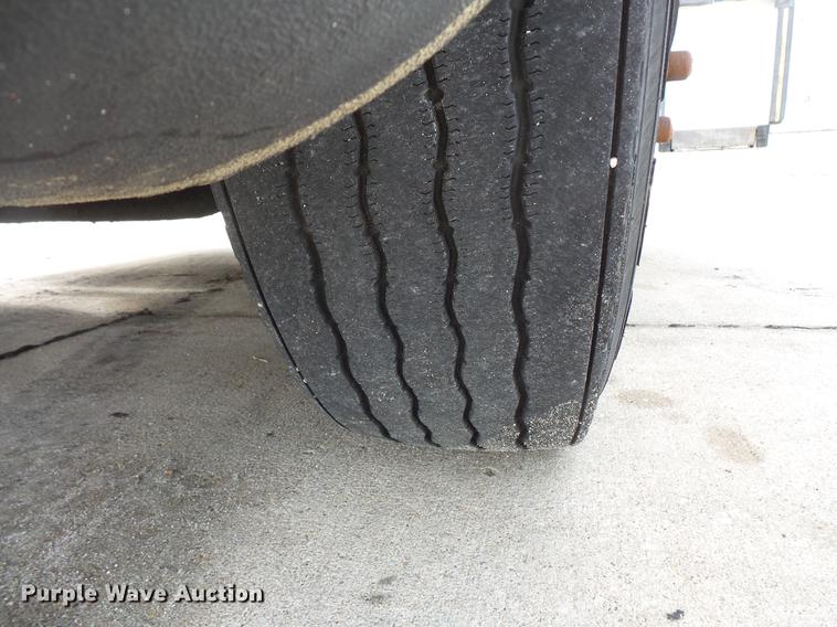 image for item DV9330 1994 International 9200 semi truck