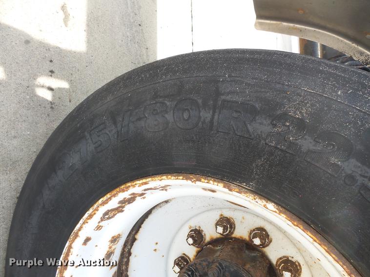 image for item DV9330 1994 International 9200 semi truck