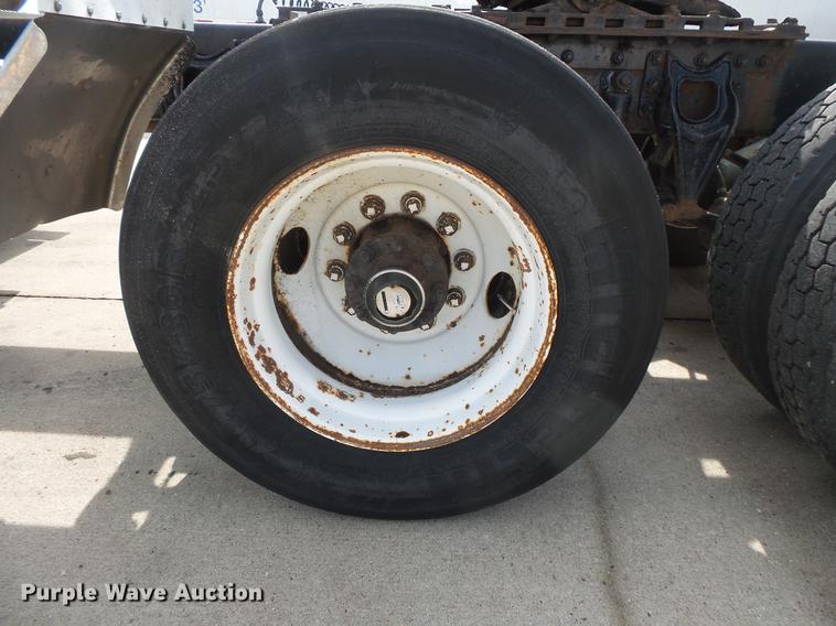 image for item DV9330 1994 International 9200 semi truck