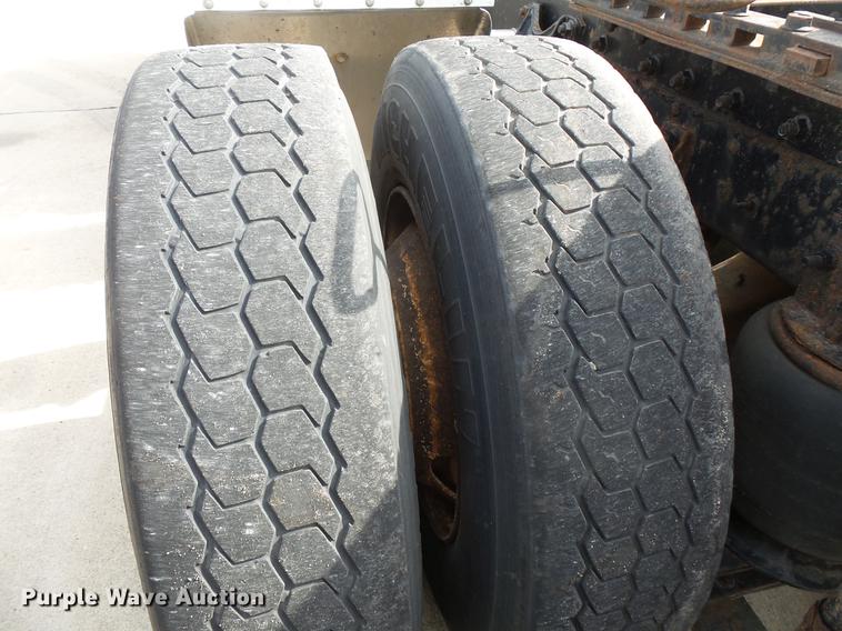 image for item DV9330 1994 International 9200 semi truck