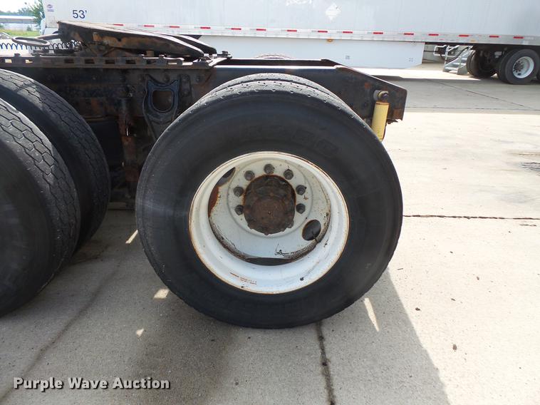 image for item DV9330 1994 International 9200 semi truck