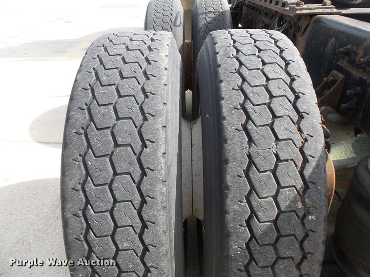 image for item DV9330 1994 International 9200 semi truck