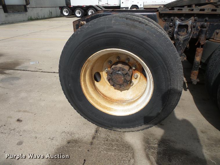 image for item DV9330 1994 International 9200 semi truck