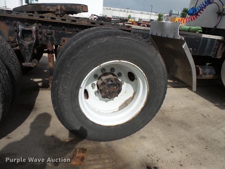 image for item DV9330 1994 International 9200 semi truck