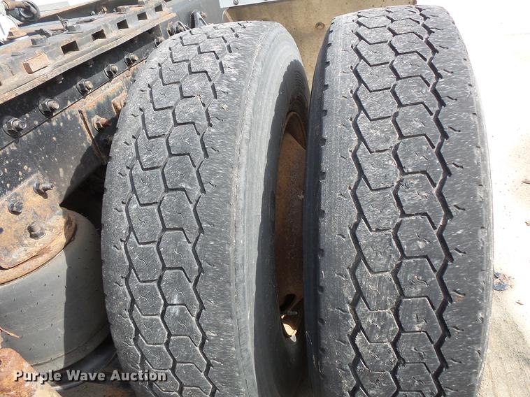 image for item DV9330 1994 International 9200 semi truck