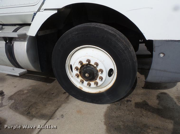 image for item DV9330 1994 International 9200 semi truck