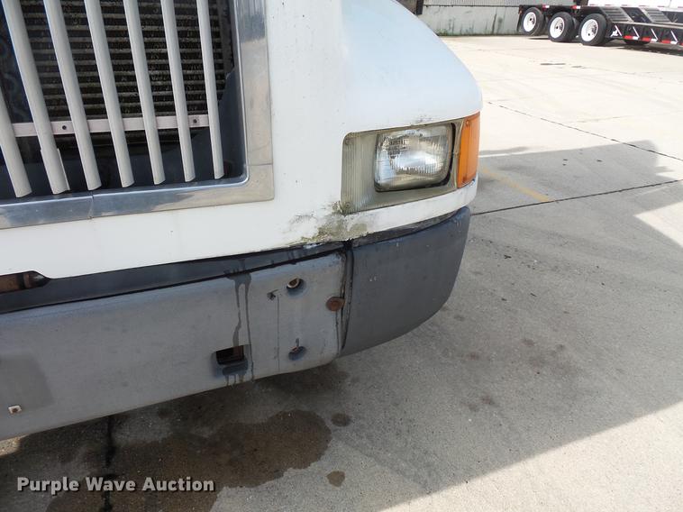 image for item DV9330 1994 International 9200 semi truck