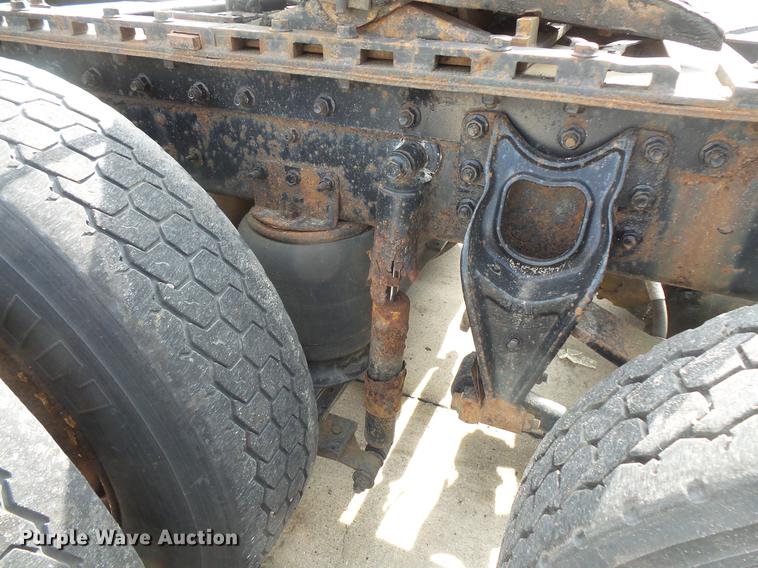 image for item DV9330 1994 International 9200 semi truck