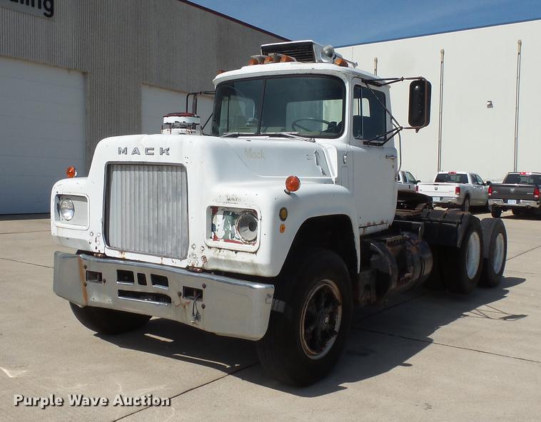 image for item DV9332 1978 Mack R686ST semi truck
