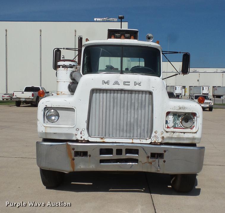 image for item DV9332 1978 Mack R686ST semi truck
