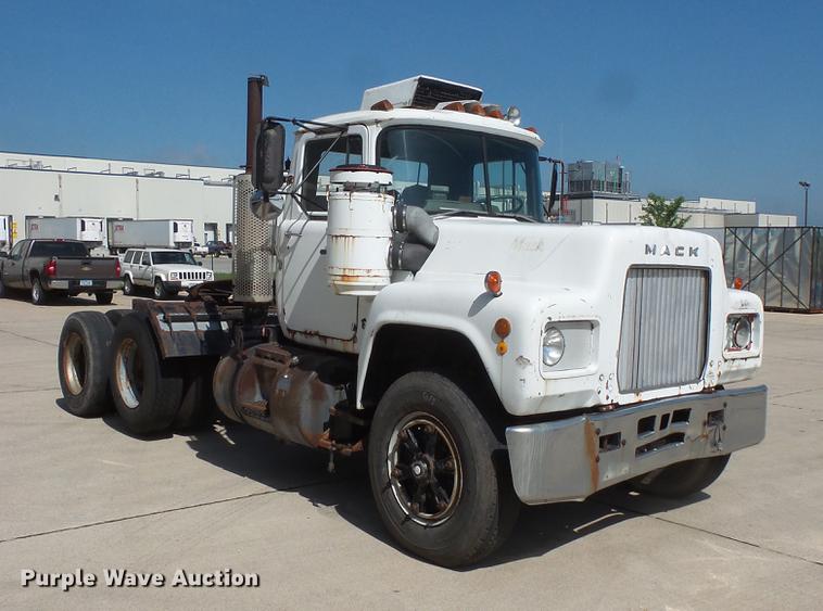 image for item DV9332 1978 Mack R686ST semi truck